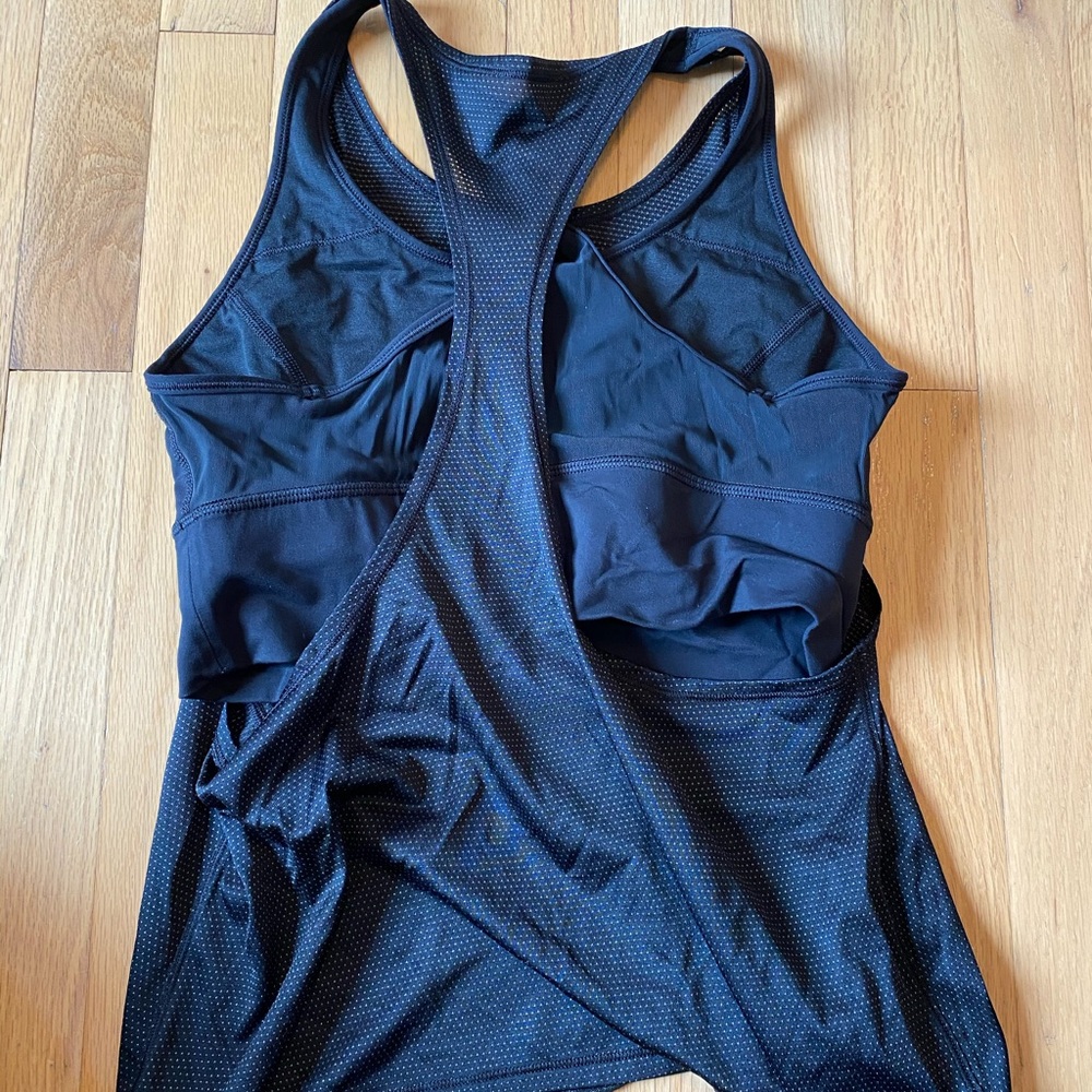 black lululemon top w built in bra